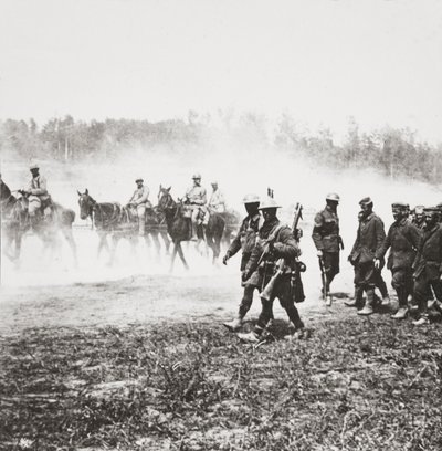 Französische 75er kehren zum Chemin des Dames zurück und passieren Gefangene, die bei unserem Vorstoß in der Nähe von St. Quentin gefangen genommen wurden von English Photographer